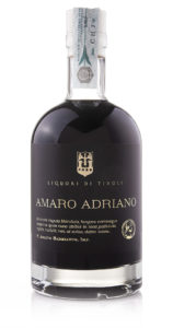 Amaro Adriano - Liquori di Tivoli - Liquore dedicato ad un mito della storia Dell’antica Roma, personaggio di grande spessore, forza e sensibilità che ha lasciato nella Villa Adriana, i segni della sua grandezza artistica, nota e apprezzata in tutto il mondo: Publio Elio Adriano. In un certo modo il nostro amaro gli somiglia: da un lato dolce come i toni del melangolo (Citrus vulgaris), dall’altro forte e molto alcolico, quindi dominante.